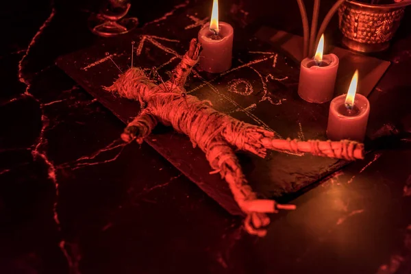 Tahta arka planda dramatik ışıklandırmalı Voodoo Bebeği