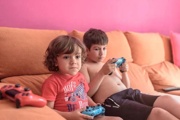 Dos Niños Pequeños Que Divierten Mucho Con Los Videojuegos — Foto de Stock