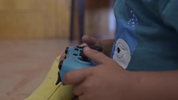 két gyermek kézben tartja videojáték konzol vezérlő