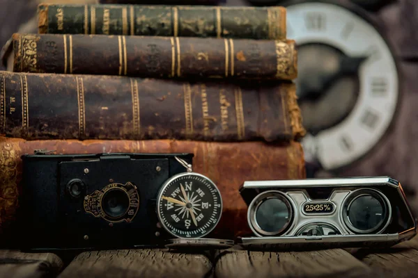 Cep Saati Bulanık Eski Kitap Yığını Kum Saati Klasik Dürbün — Stok fotoğraf