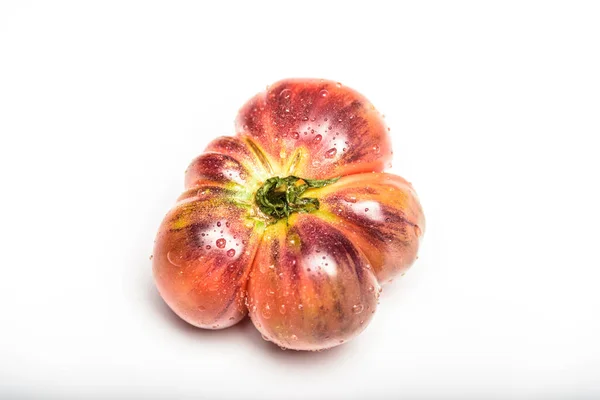 Tomate Tigre Uma Tábua Corte Com Folhas Manjericão Fundo Madeira — Fotografia de Stock