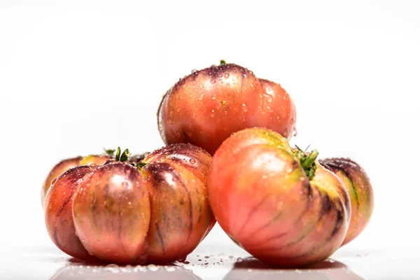 Tomate Tigre Uma Tábua Corte Com Folhas Manjericão Fundo Madeira — Fotografia de Stock