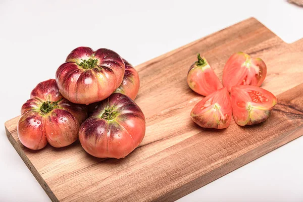 Pomodoro Tigre Tagliere Con Foglie Basilico Fondo Legno Ricevuto Pomodoro — Foto Stock