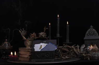 İksir, iksir, cam şişeler, kuru çiçekler, şifalı bitkiler ve malzemelerle dolu cadı laboratuvarı. Esrarengiz, büyücü ve okült geçmiş, falcılık ve kehanet ritüeli, mistik kavram
