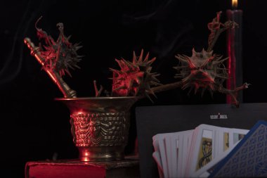 İksir, iksir, cam şişeler, kuru çiçekler, şifalı bitkiler ve malzemelerle dolu cadı laboratuvarı. Esrarengiz, büyücü ve okült geçmiş, falcılık ve kehanet ritüeli, mistik kavram