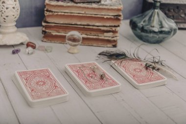 Siyah mum ve tahta üzerinde eski tarot kartları. Cadılar Bayramı ve falcılık konsepti. Büyülü ve büyülü nesnelerin olduğu mistik arka plan cadı masasında