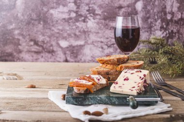 Wensleydale peynirini kızılcık ve şarapla yakından çek.