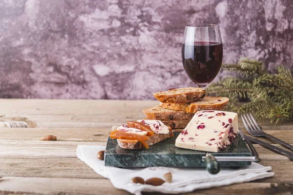 Eine Nahaufnahme Von Wensleydale Käse Mit Preiselbeeren Und Wein — Stockfoto