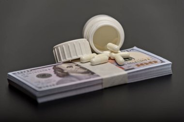 Tıbbi iş ya da fiyatları kavramı. İlaç endüstrisi veya yüksek sağlık giderleri para verme. Ayrıca başa çıkma, satıcı veya ticaret ilaç