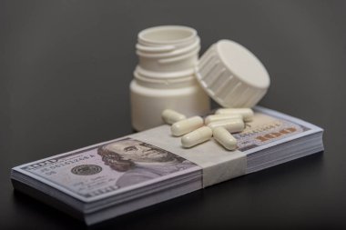 Tıbbi iş ya da fiyatları kavramı. İlaç endüstrisi veya yüksek sağlık giderleri para verme. Ayrıca başa çıkma, satıcı veya ticaret ilaç