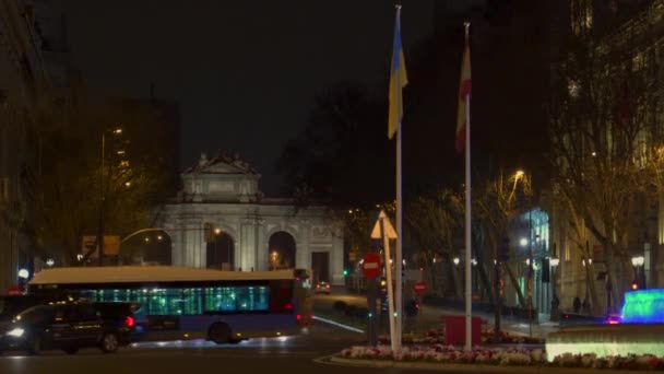 马德里的标志性建筑Puerta Alcala的夜间拍摄 其前景是展示马德里市支持乌克兰抵抗俄罗斯入侵 — 图库视频影像