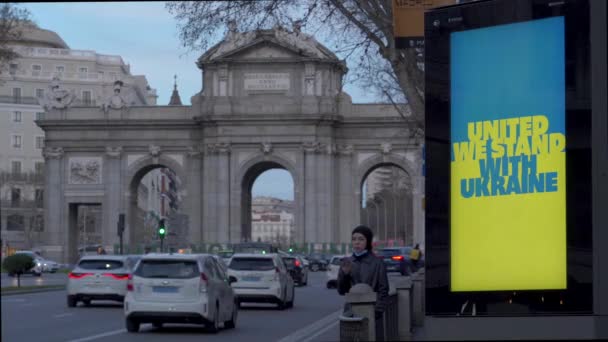 Ukrayna Bayrağının Mavi Sarı Renklerinde Ukrayna Bayrağının Arkasında Puerta Alcala — Stok video