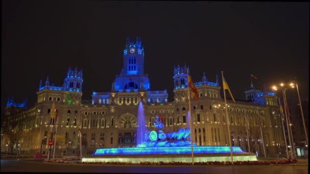 마드리드 벨레스 조각상 러시아의 침공에 대항하여 마드리드를 지지하는 우크라이나 국기와 — 비디오