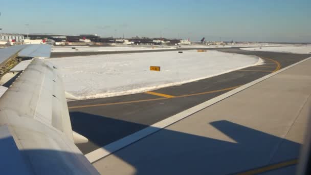 Rollendes Flugzeug mit Kippverschiebung — Stockvideo