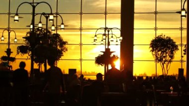 Havalimanı yolcuları insanlar günbatımı siluet