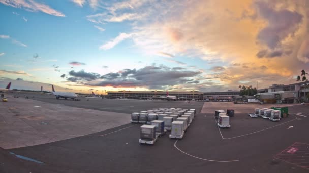 Літак Час Лапсе біля воріт Захід сонця — стокове відео