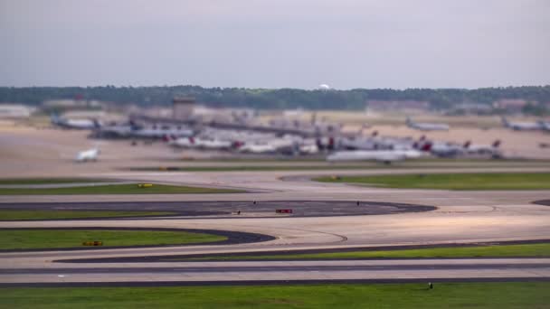 Αεροπλάνο ώρα λήξη αεροδρόμιο — Αρχείο Βίντεο