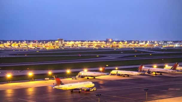 Repülőgép idő telik airport — Stock videók