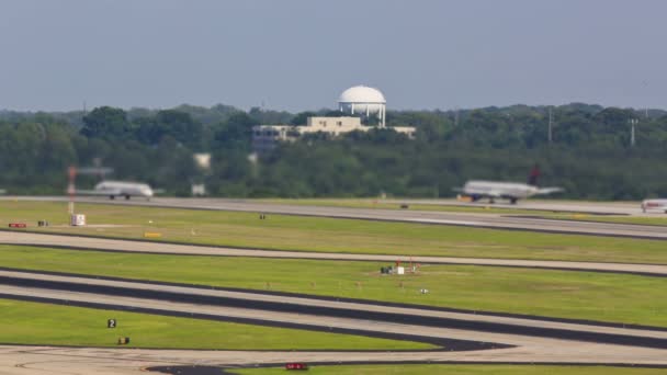 Vliegtuig tijd vervallen luchthaven start-en landingsbaan — Stockvideo