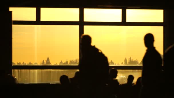 Aeroporto viajantes pessoas silhueta pôr do sol — Vídeo de Stock