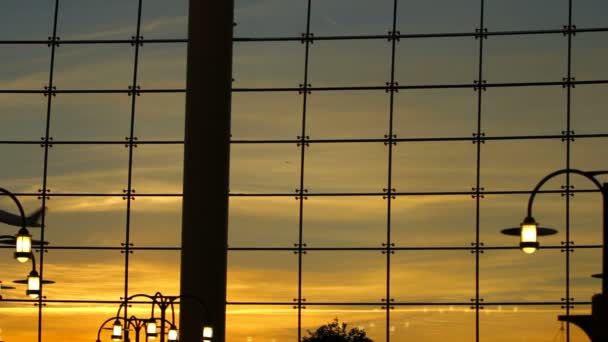 Aeropuerto Viajeros Secuencia Personas Silueta Puesta de sol — Vídeos de Stock