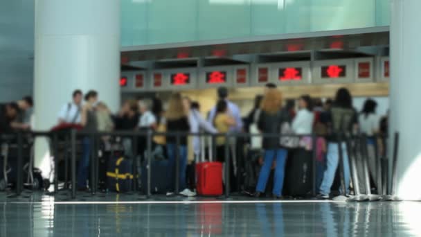 Flygplats resenärer check-in-området — Stockvideo