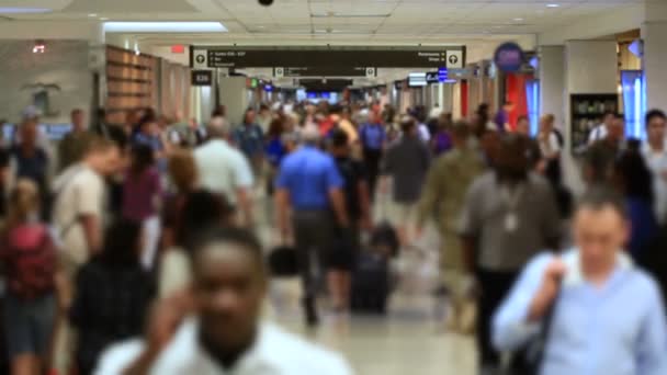 Viajeros al aeropuerto personas — Vídeo de stock