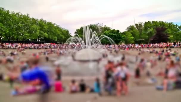 Anonymní dav čas zanikla fontána — Stock video
