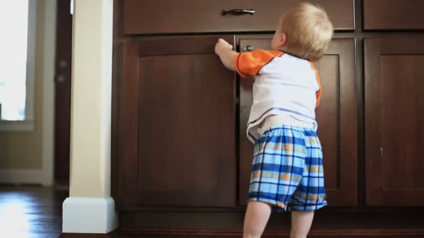 Armoire d'ouverture de bébé — Video