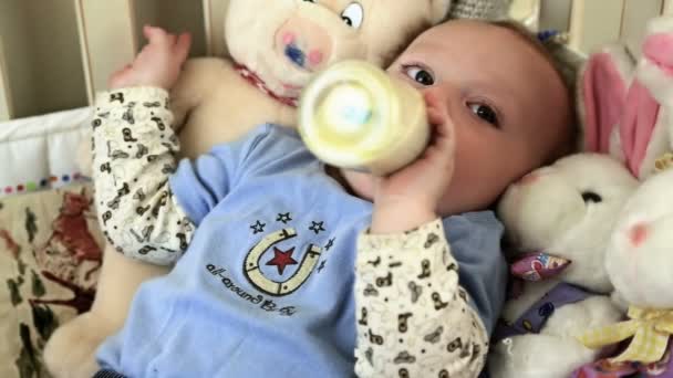 Baby drinken fles volgorde — Stockvideo