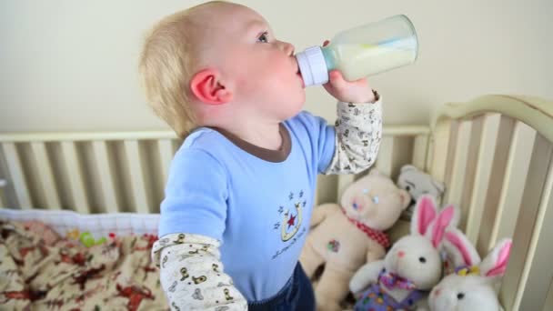 Butelka do picia dla dzieci — Wideo stockowe