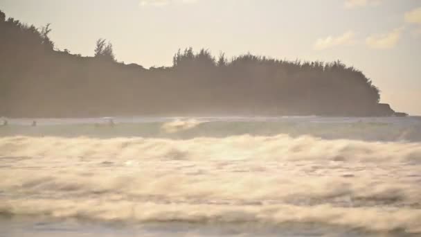 Παραλία ώρα λήξη κλιπ των κυμάτων και surfers — Αρχείο Βίντεο