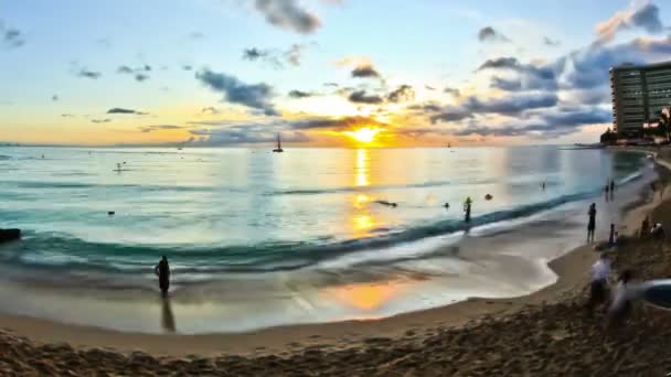 Clip de playa al atardecer en Waikiki — Vídeos de Stock