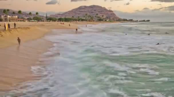 Gente jugando en la playa al atardecer — Vídeos de Stock