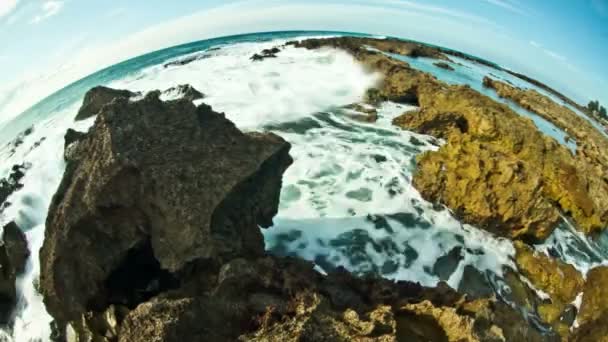 ユニークな岩の多い海岸線 — ストック動画