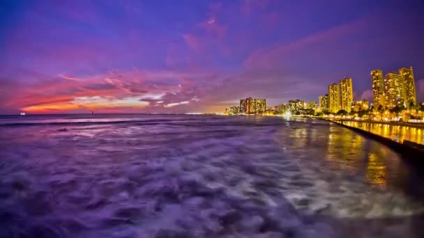 Hullámok és a Waikiki sunset során — Stock videók