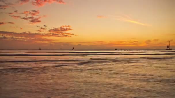 Surfers en boten direct na zonsondergang — Stockvideo