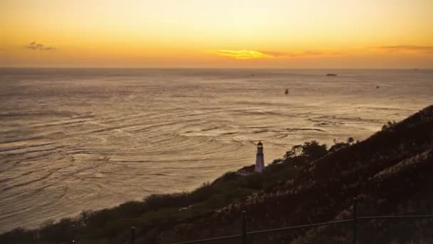 Línea costera en Oahu cerca de Waikiki durante la puesta del sol — Vídeos de Stock