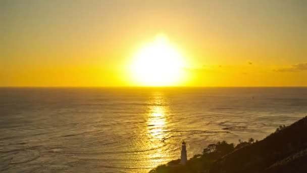 Línea costera en Oahu cerca de Waikiki durante la puesta del sol — Vídeo de stock