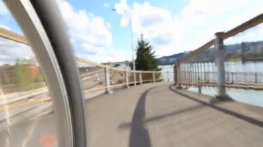 Waterfront alan aşağı bir bisiklet sürme