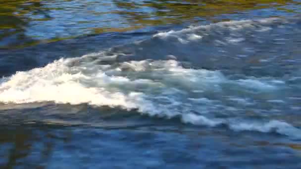 Волны после лодки — стоковое видео