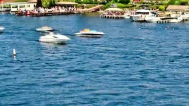 Lake Washington tarafından geçen tekne trafiği kaydırma