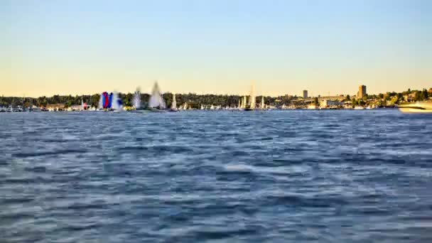 O tempo de trânsito do barco caduca passando em Lake Union — Vídeo de Stock