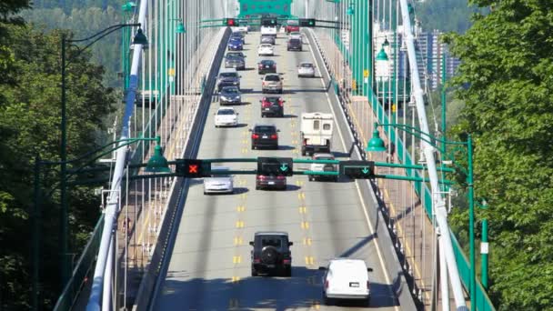 Tráfico de puente en Lions Gate Bridge — Vídeo de stock