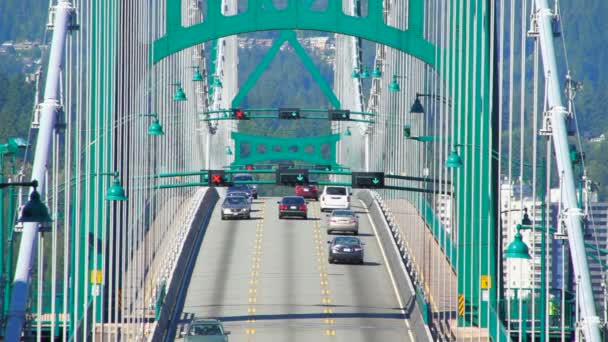 Tráfico de puente en Lions Gate Bridge — Vídeo de stock