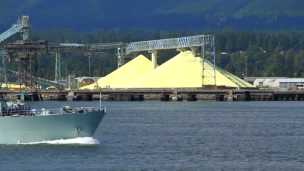 Navio da Marinha Canadense passa por Vancouver Harbor . — Vídeo de Stock