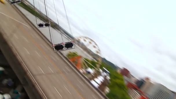 Riding on a city fair yo-yo ride. — Stock Video