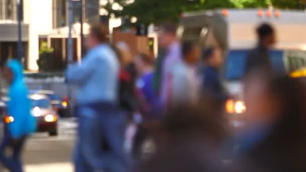 Peatones de la ciudad caminando por la ciudad — Vídeos de Stock