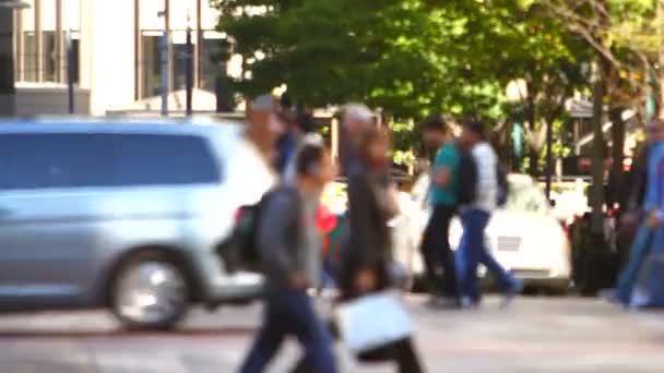 Stad voetgangers lopen door in de stad — Stockvideo