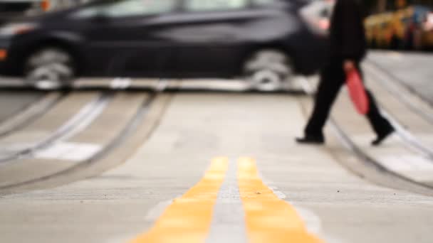 Yaya trafiği tarafından şehirde yürüyüş insanların — Stok video